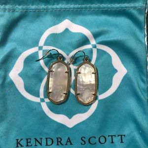 Kendra Scott Elle Gold Earrings In White Pearl